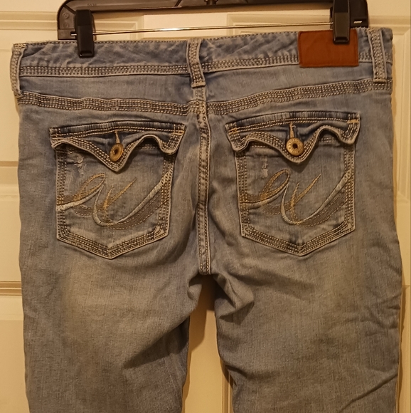 Women's Express jean capris - Picture 3 of 7